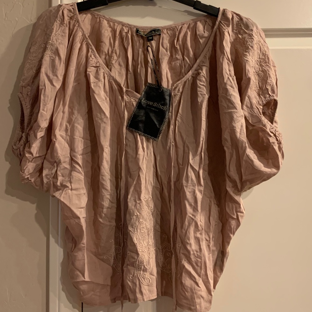 NWT LOVESTITCH Tan Flowy Blouse Short Slv V-Neck Top Sz MED w Embroidery Stitch
